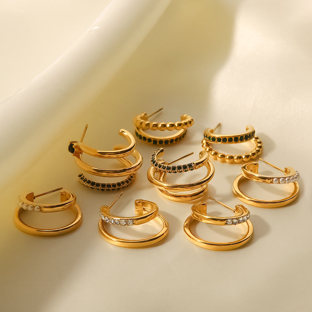 Orecchini da donna in acciaio al titanio a forma di C geometrica stile INS con placcatura in oro 18 carati e intarsio di strass verdi e bianchi