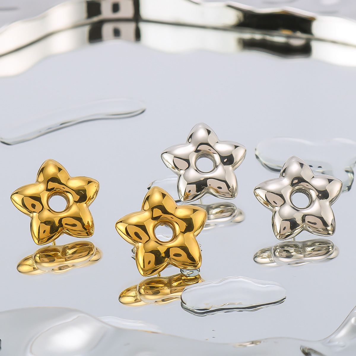 Orecchini minimalisti a stella geometrica in acciaio inossidabile con design a traforo e placcatura sottovuoto in oro 18K da donna