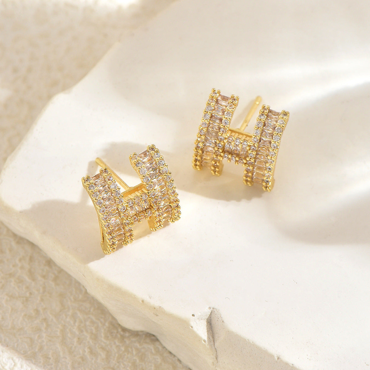 Pendientes Minimalistas Geométricos en Forma de H de Cobre con Incrustaciones de Zirconia para Mujer