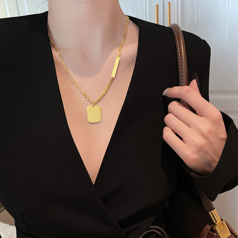 Collana con ciondolo a lettera minimalista in acciaio al titanio con finitura placcata per donne e uomini