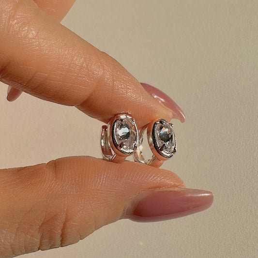 Orecchini a perno minimalisti a forma di lettera in argento sterling 925 con intarsio di strass, perni ipoallergenici