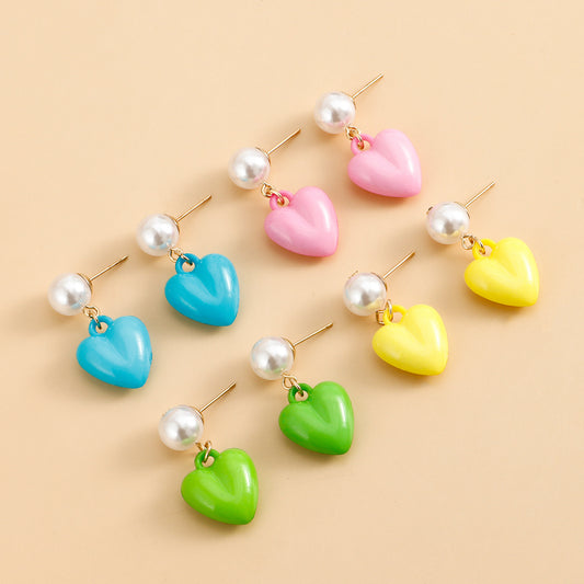 Orecchini a perno minimalisti in lega a forma di cuore con perle iridescenti per donna