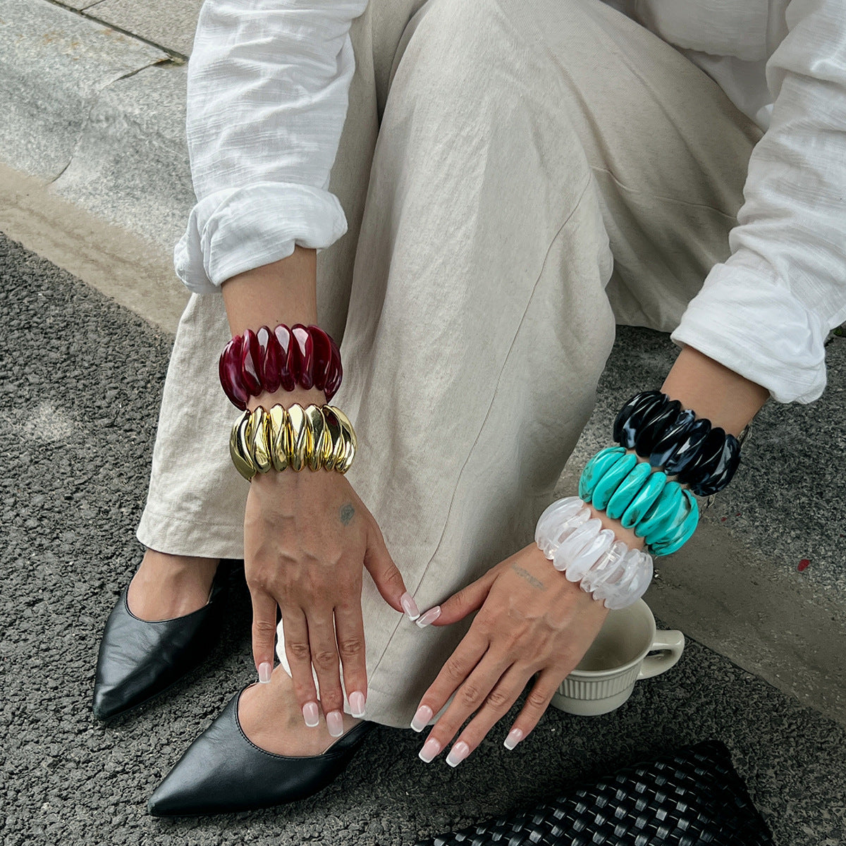 Pulsera de acrílico geométrica audaz con efecto jaspeado y banda flexible para mujer