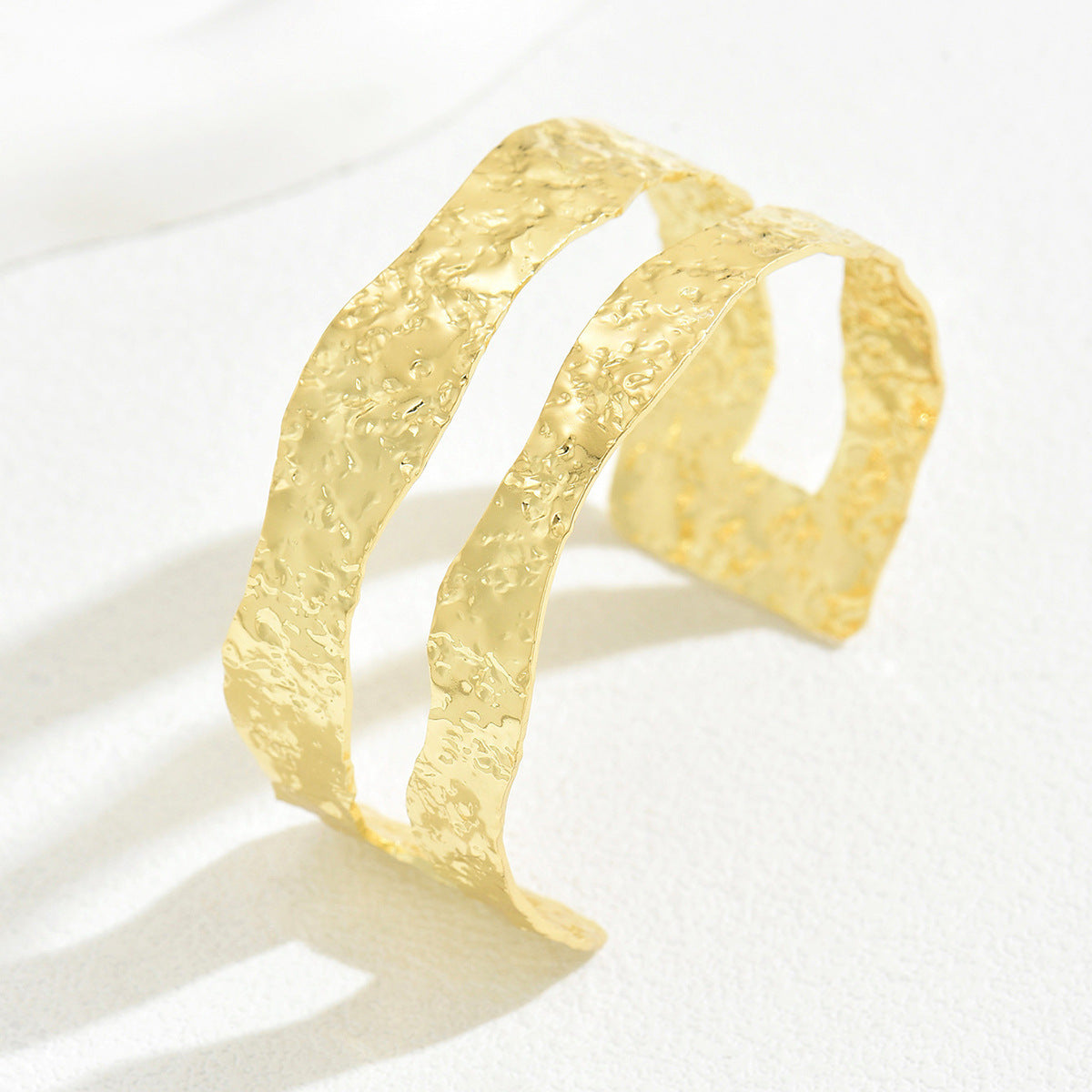 Pulsera de diseño plegable minimalista de lujo en aleación de zinc con acabado chapado para mujer