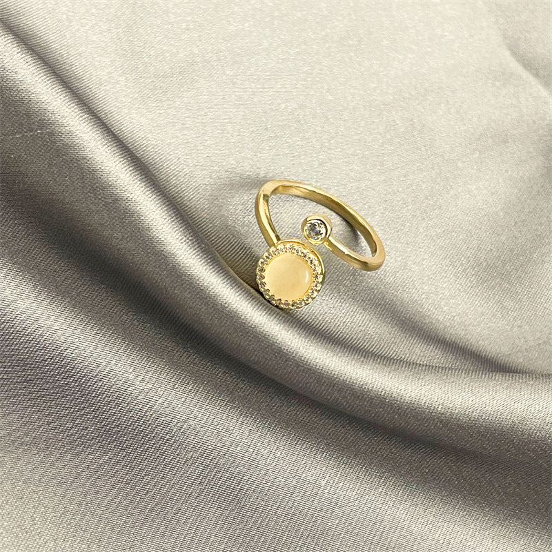 Anello Minimalista a Cuore in Rame Placcato Oro 18K con Intarsio Completo di Strass per Donna