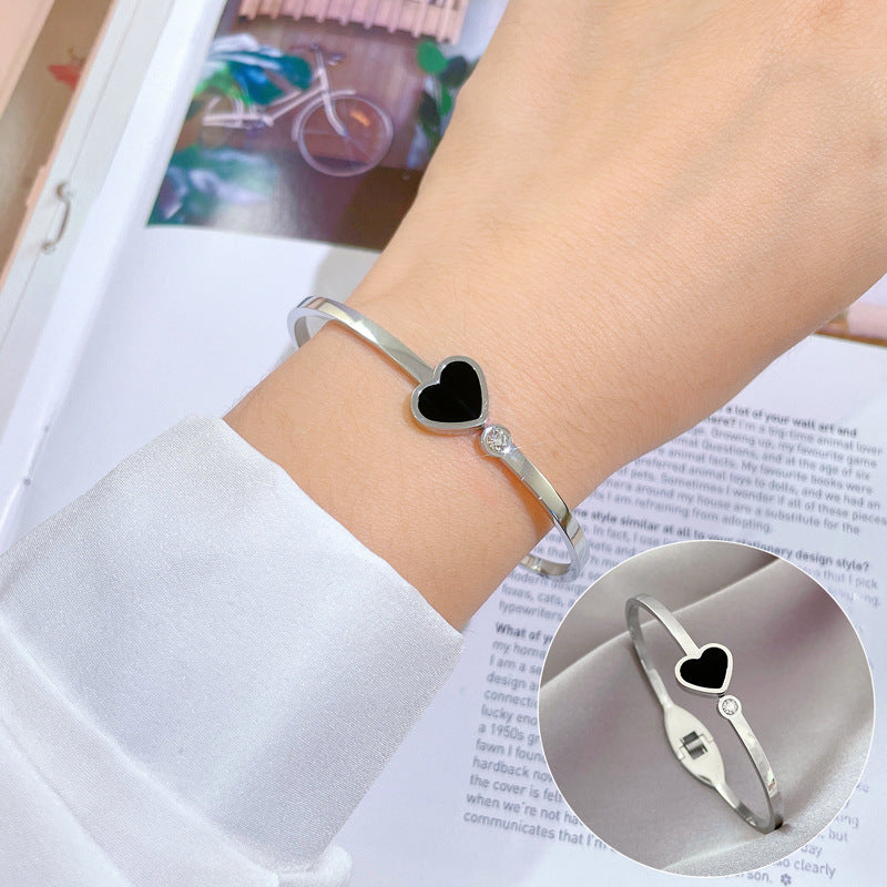 Pulsera Minimalista Retro de Corazón de Acero Titanio con Acabado Chapado para Mujer