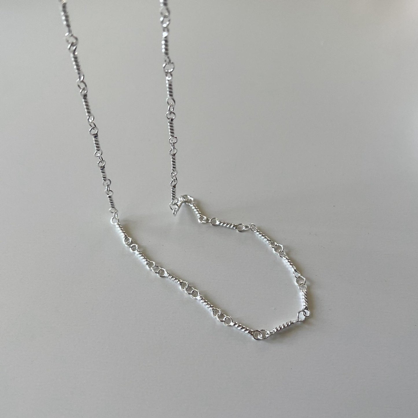 Collana da donna in argento sterling 925 minimalista con linea geometrica attorcigliata