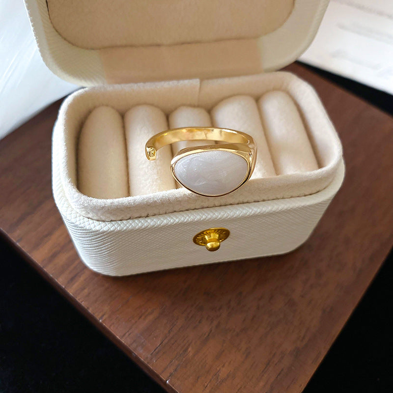 Anello da donna aperto a rombo a forma di fiore di iris in rame con intarsio di zirconi, ispirato al vintage