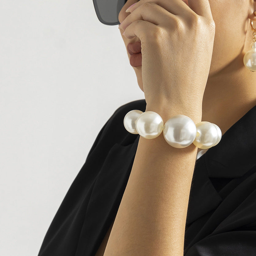 Collana Minimalista Geometrica di Perle per Donna con Pendente di Perle Imitazione e Perle in Resina su Catena di Perle Rotonde