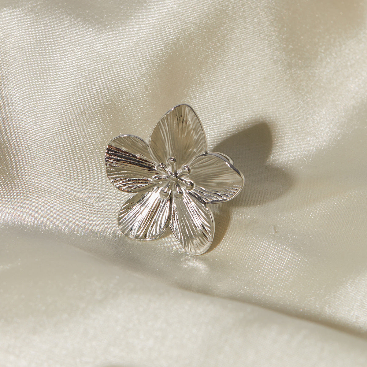 Anillo abierto geométrico con relieve floral estilo francés minimalista de acero de titanio para mujer