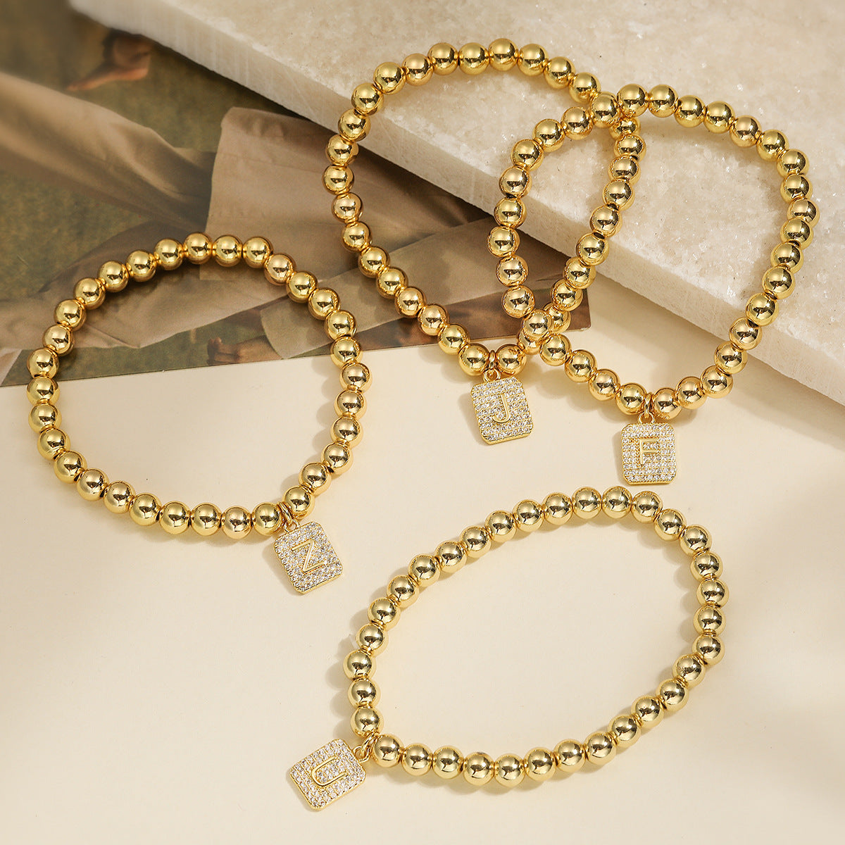 Bracciale minimalist personalizzato con ciondolo a lettera per donna, con perle in rame e placcatura in oro 18 carati
