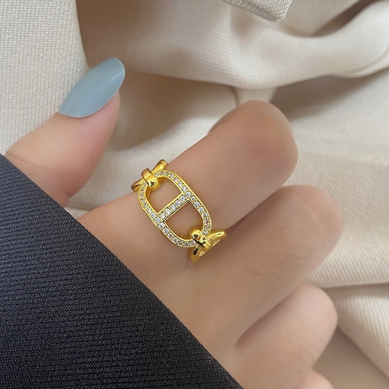 Anillo de nariz minimalista hueco de titanio con forma de nariz de cerdo, incrustaciones de diamantes de imitación y detalles de circonita para mujer