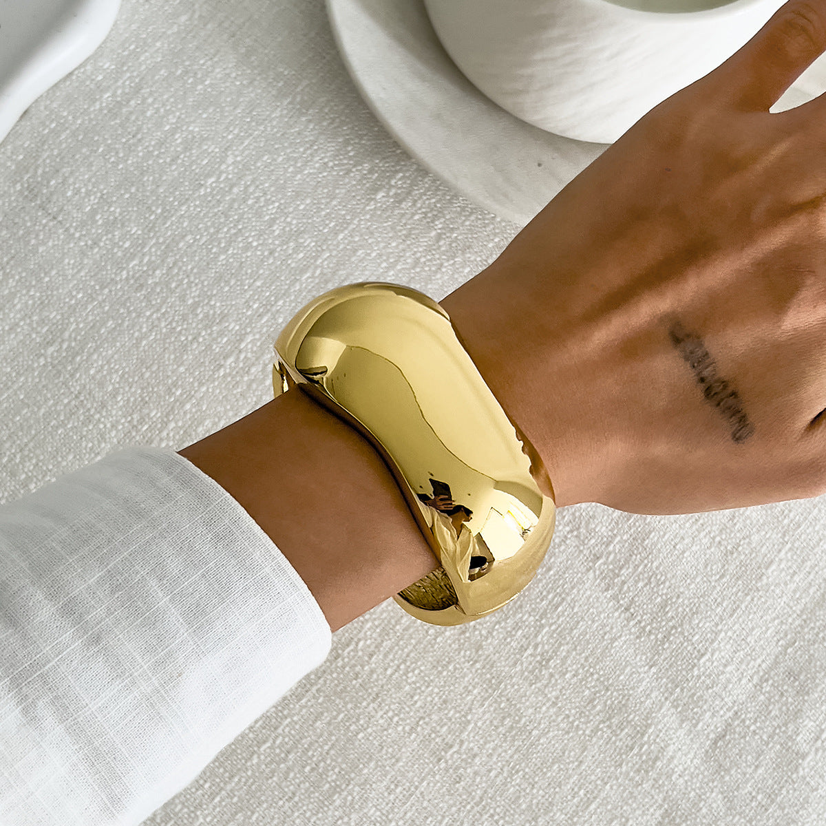 Bracciale da donna in lega in stile geometrico con finitura placcata, gioiello rigido a fascia larga