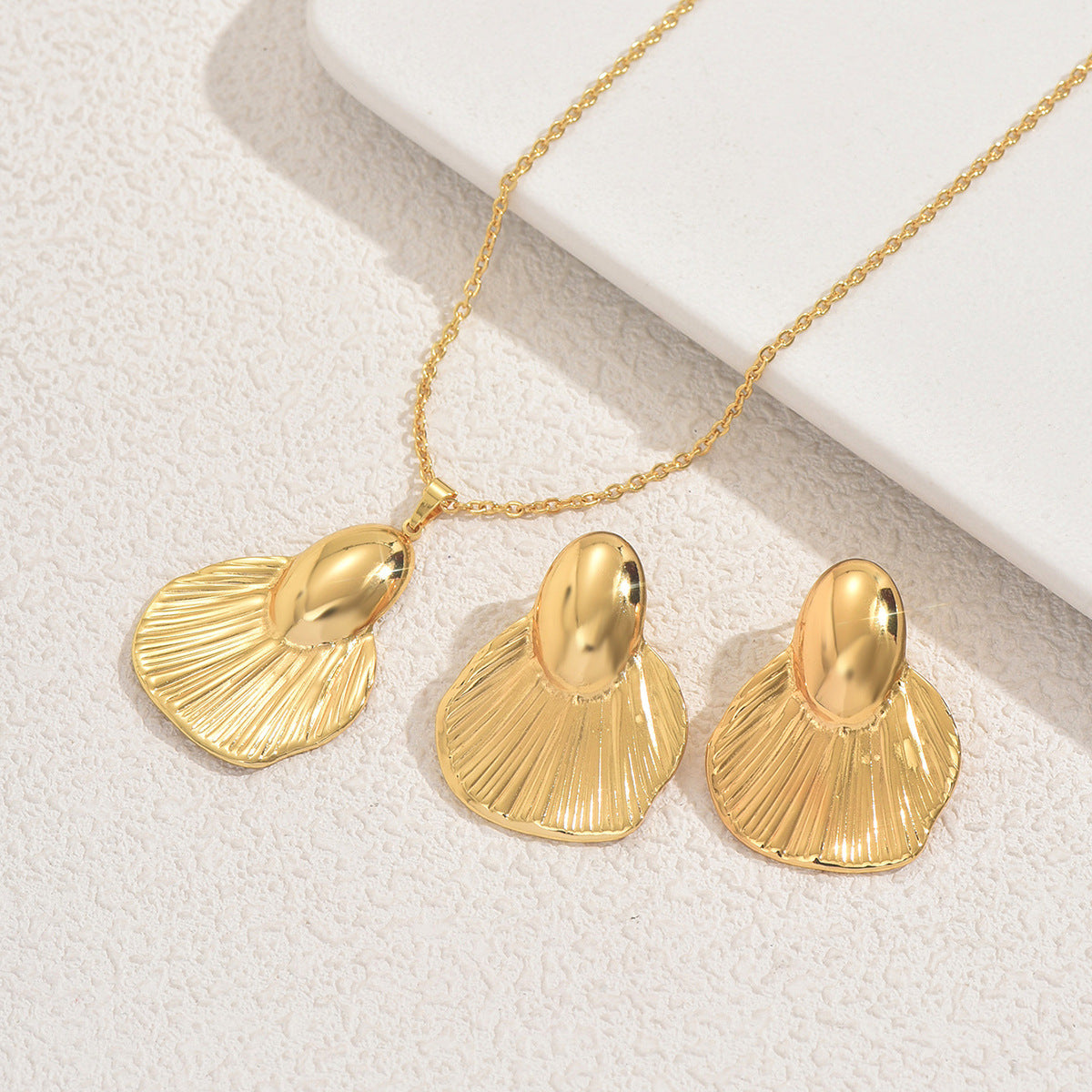 Set di collana e orecchini da donna in lega con texture floreale geometrica a foglia e finitura placcata