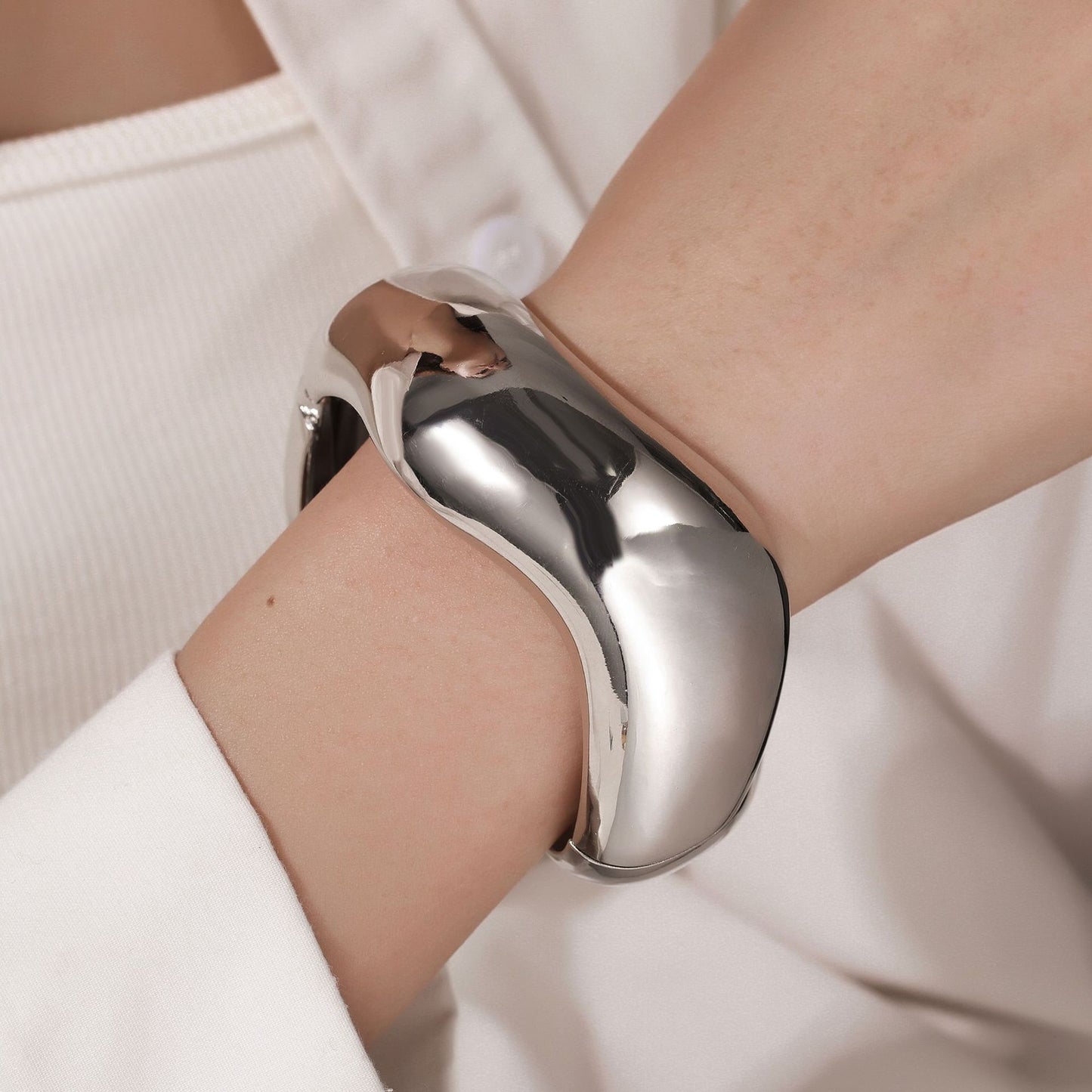 Bracciale Rigido Geometrico in Lega per Donna e Uomo con Chiusura a Molla e Finitura Elettroplaccata