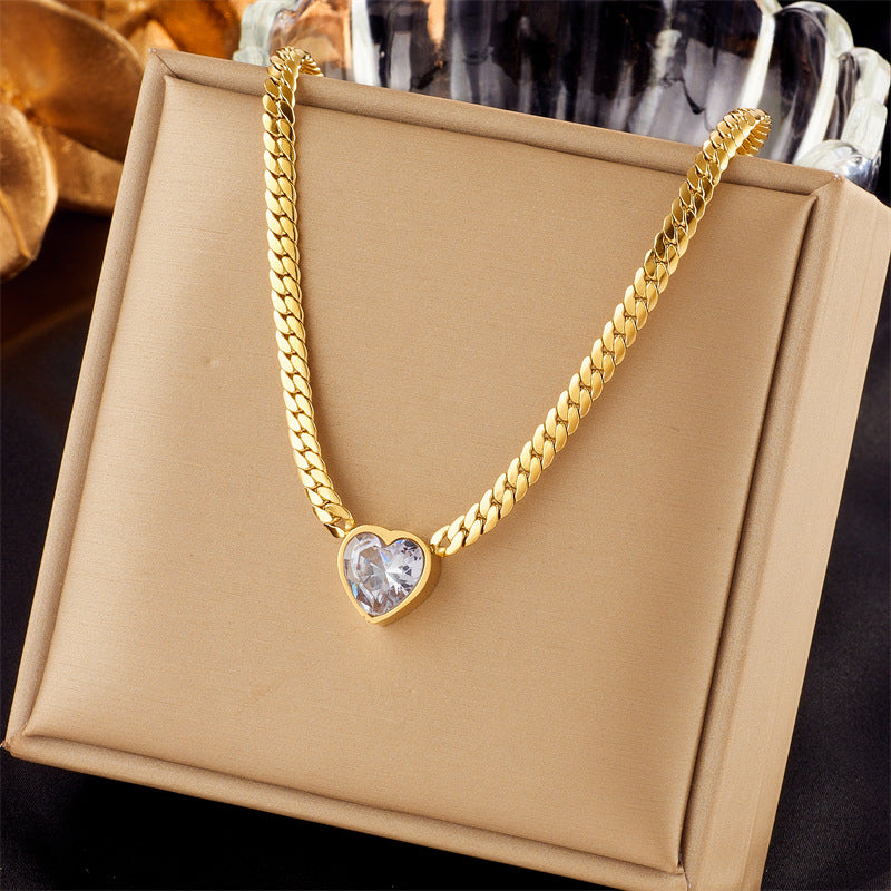 Collana con Ciondolo a Cuore Minimalista in Acciaio al Titanio con Intarsio di Strass e Catena Ritorta Placcata per Donne
