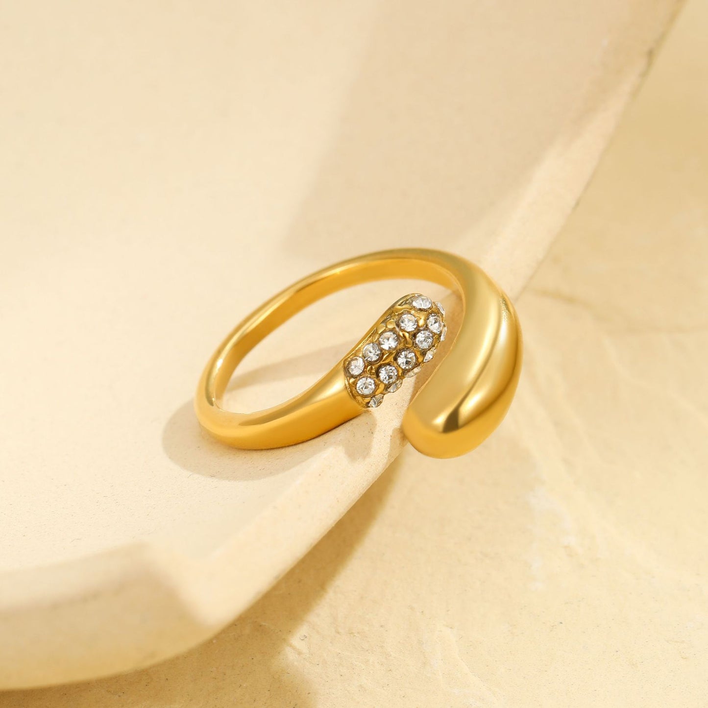 Anillo minimalista geométrico de acero inoxidable con diseño asimétrico y acabado chapado para mujer