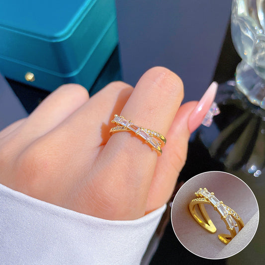 Anillo abierto minimalista de tono frío con banda de latón chapado en oro e incrustaciones de circonitas para mujer