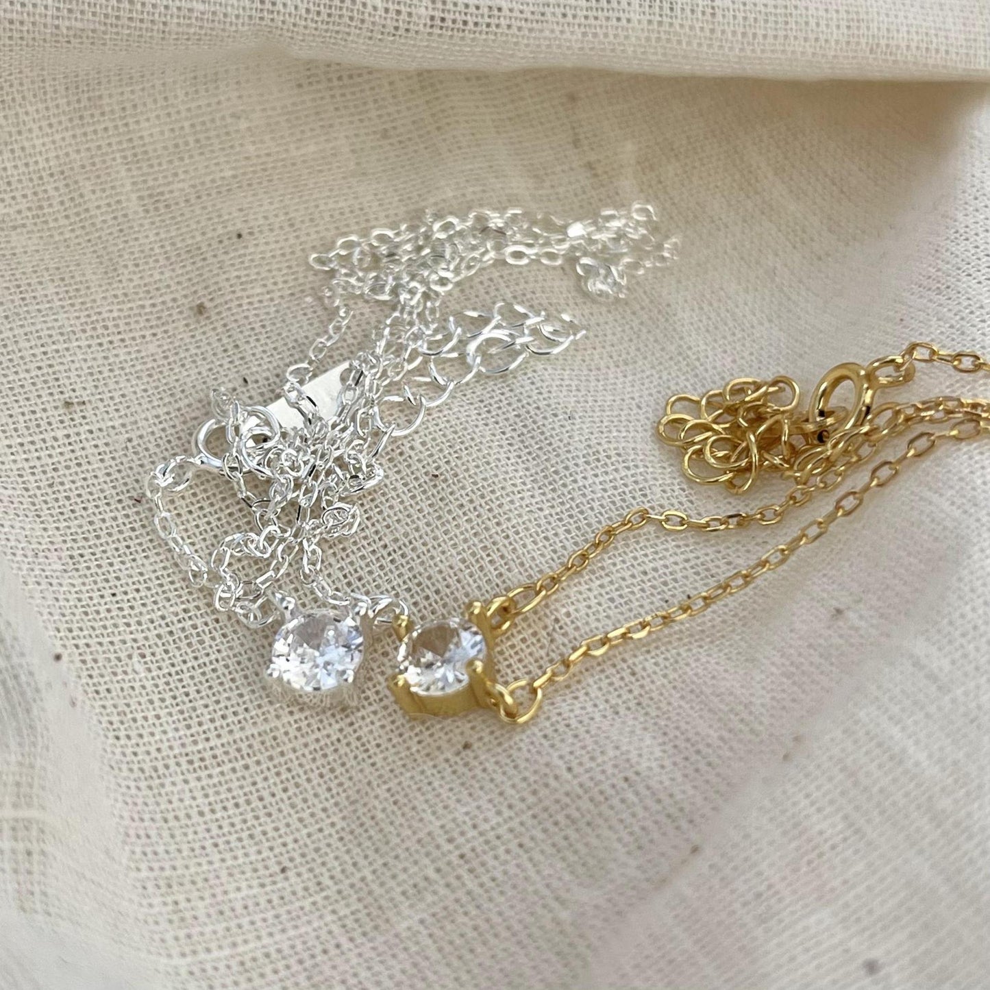 Collar Colgante Geométrico Minimalista de Plata de Ley 925 con Engaste de Circonita de Cuatro Garras en Cadena Cubana