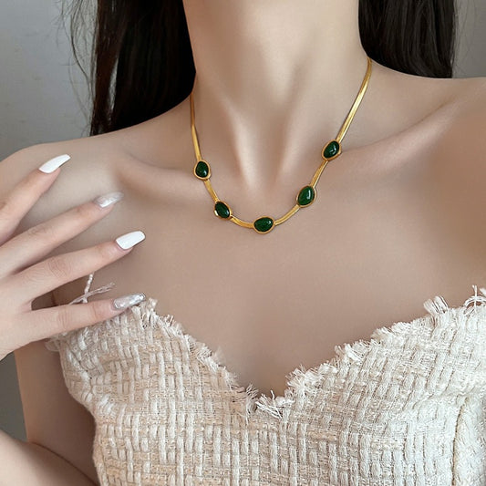 Collar Chapado de Acero de Titanio con Forma de Lágrima de Estilo Vintage para Mujer con Cadena de Serpiente y Acento de Corazón