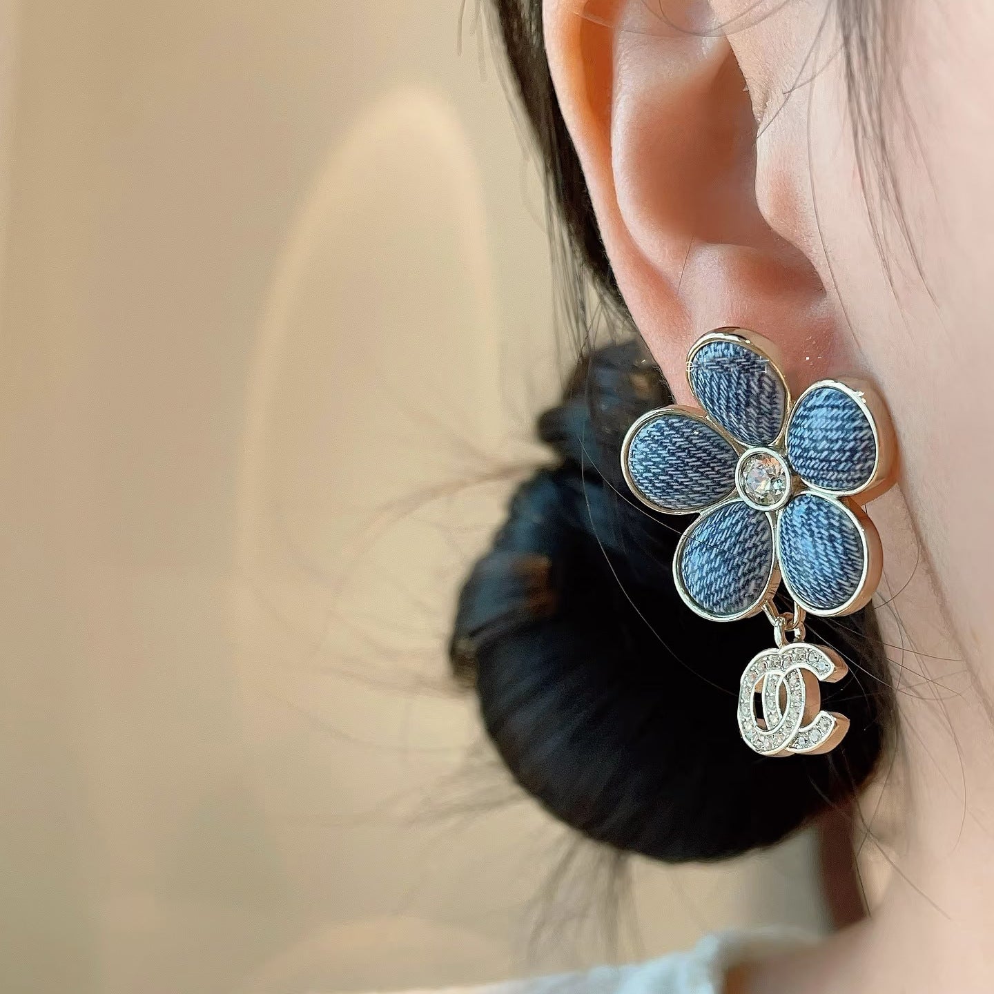 Collar floral de latón chapado en oro de lujo para mujer