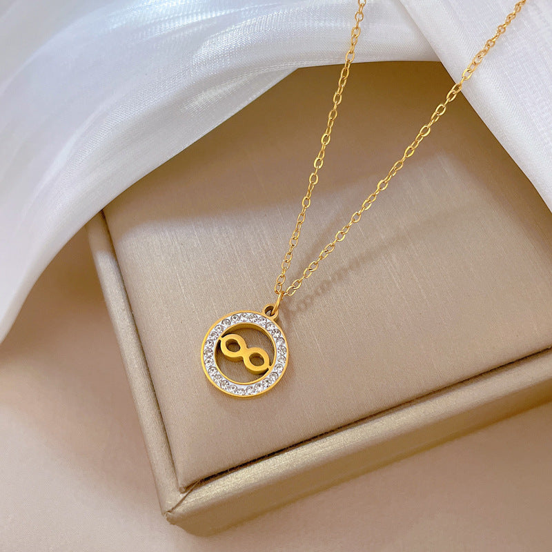 Collana da donna minimalista geometrica in acciaio al titanio placcato oro con ciondolo circolare e a otto.