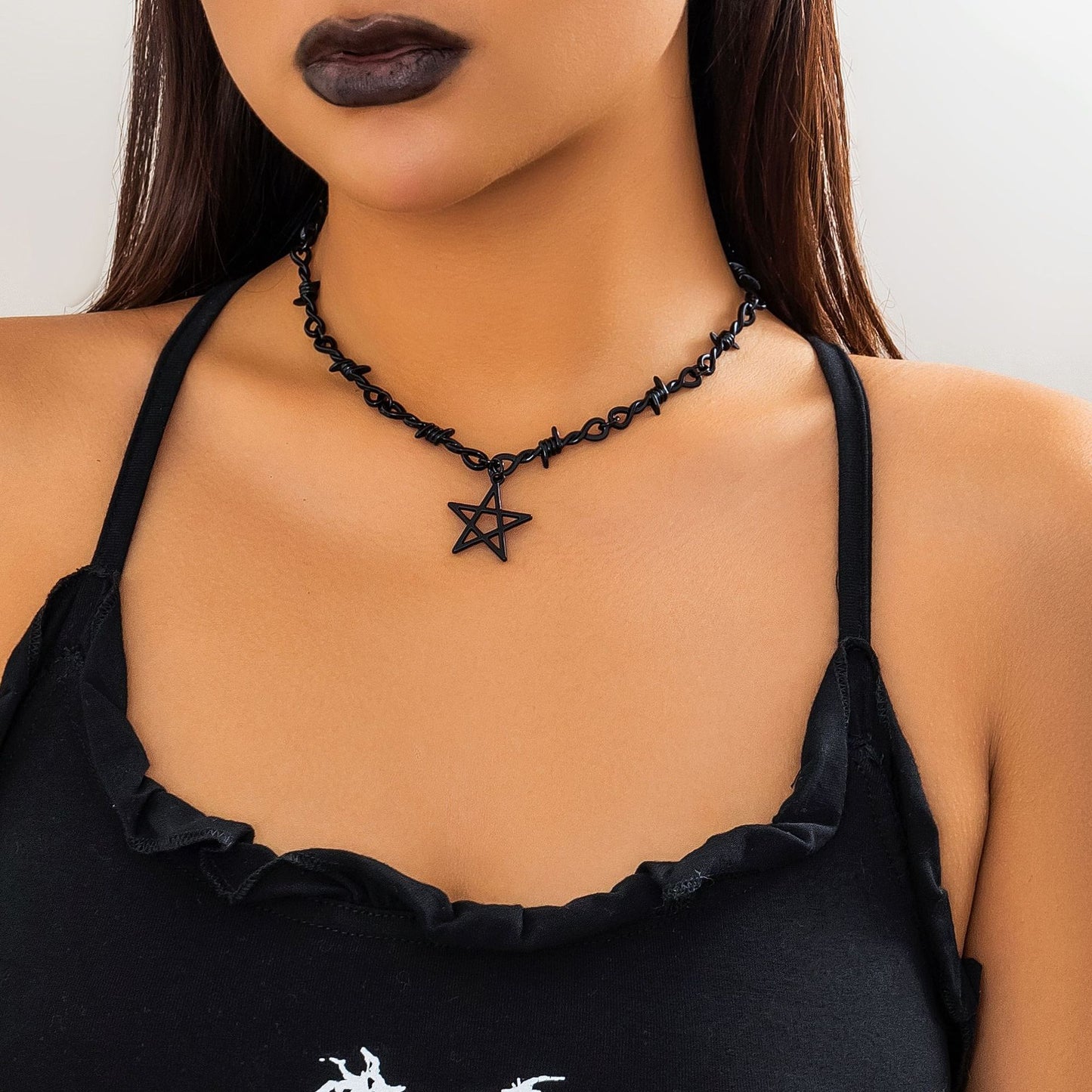 Collar con colgante de estrella de cinco puntas de estilo dulce y moderno para mujer con cadena de aleación de forma geométrica y acabado galvanizado