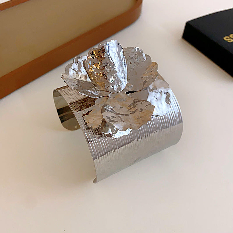 Pulsera de metal con patrón de cuadrícula geométrica de tono frío minimalista con acabado galvanizado para mujer