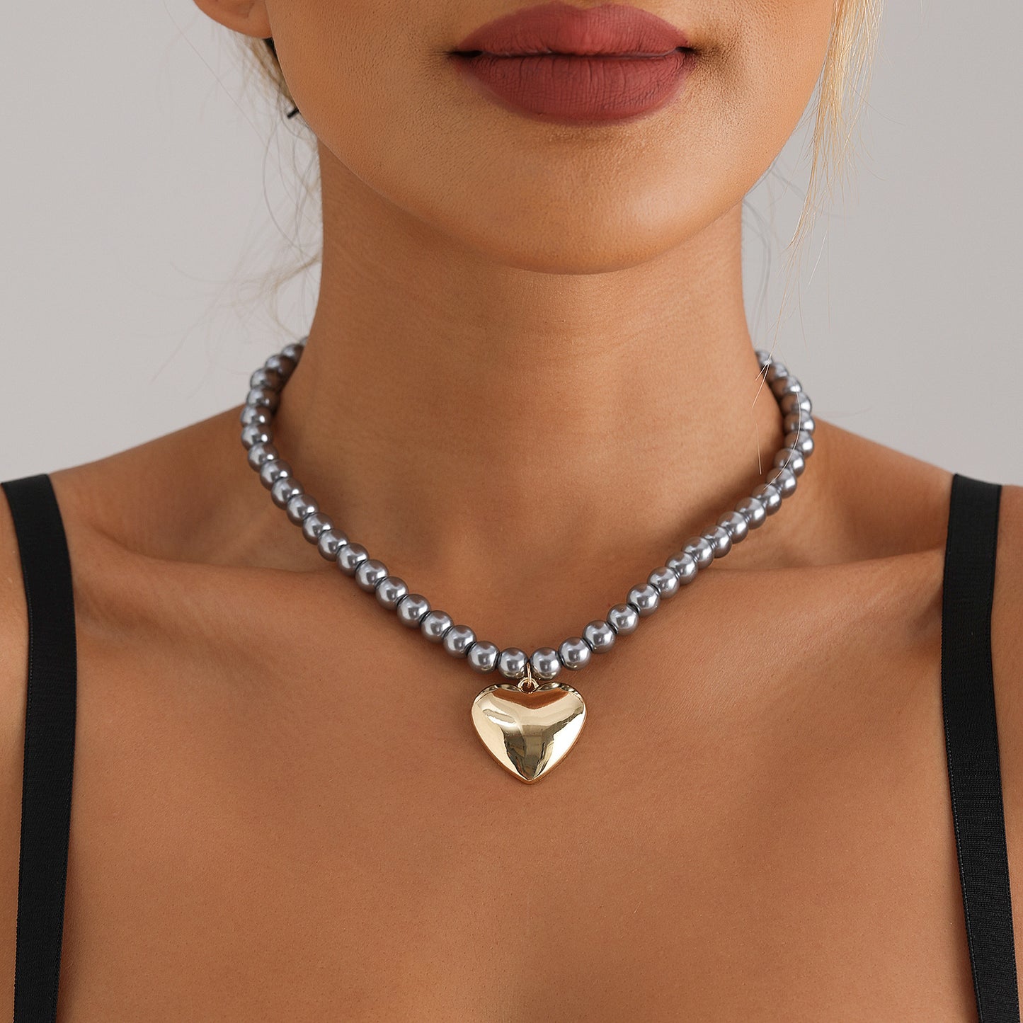 Collar con colgante minimalista de aleación en forma de corazón con acabado galvanizado y cuentas de vidrio para mujer