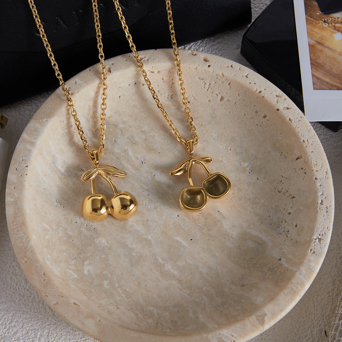 Collana da donna con ciondolo geometrico a ciliegia in acciaio al titanio placcato oro 18 carati