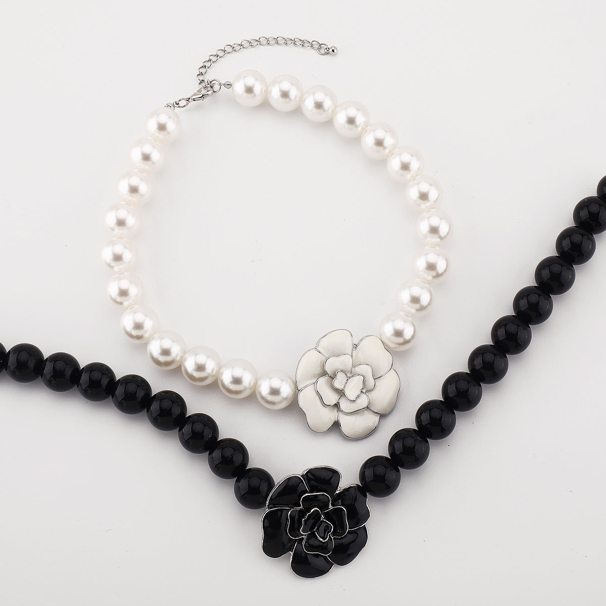 Elegante Collana Pendente Camelia Vintage Francese da Donna con Catena di Perle Imitazione e Dettagli Artigianali