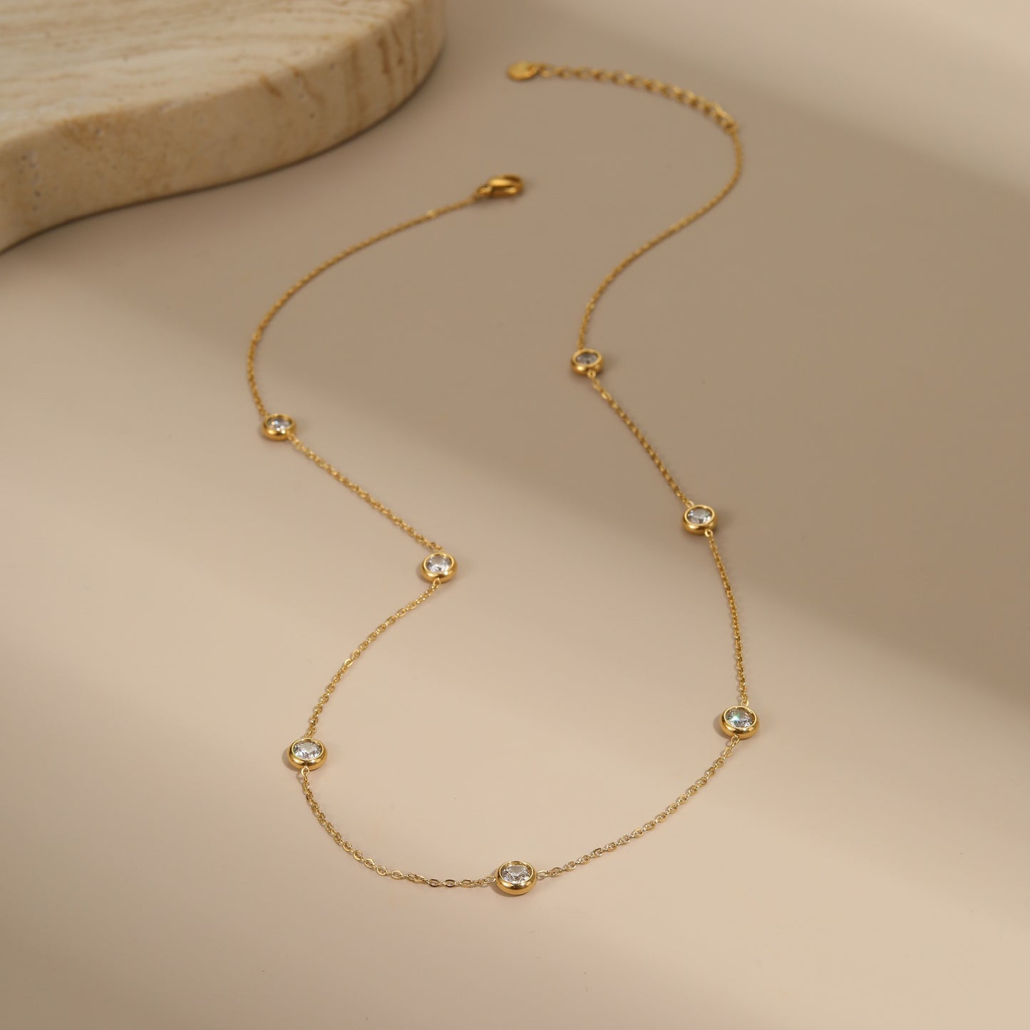 Collar con colgante de corazón hueco a la moda de acero inoxidable con incrustaciones de circonia para mujer