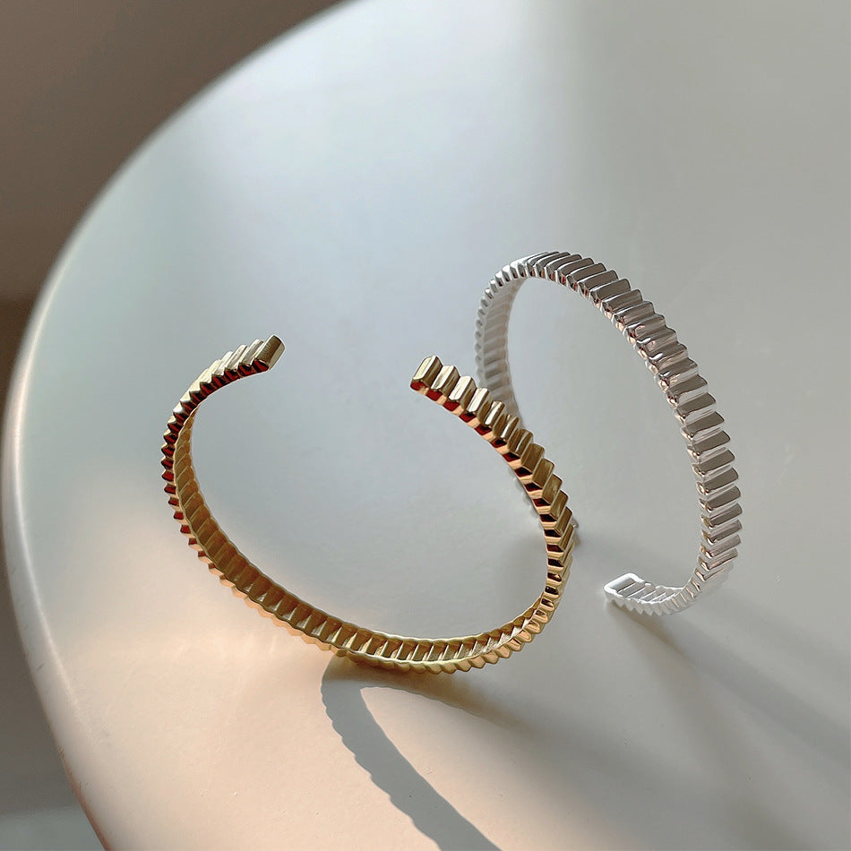 Braccialetto da donna minimalista a forma di ingranaggio irregolare con trama in argento sterling S925