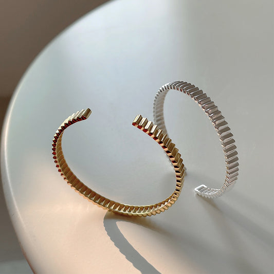 Pulsera de plata de ley S925 para mujer con forma de engranaje texturizado irregular minimalista