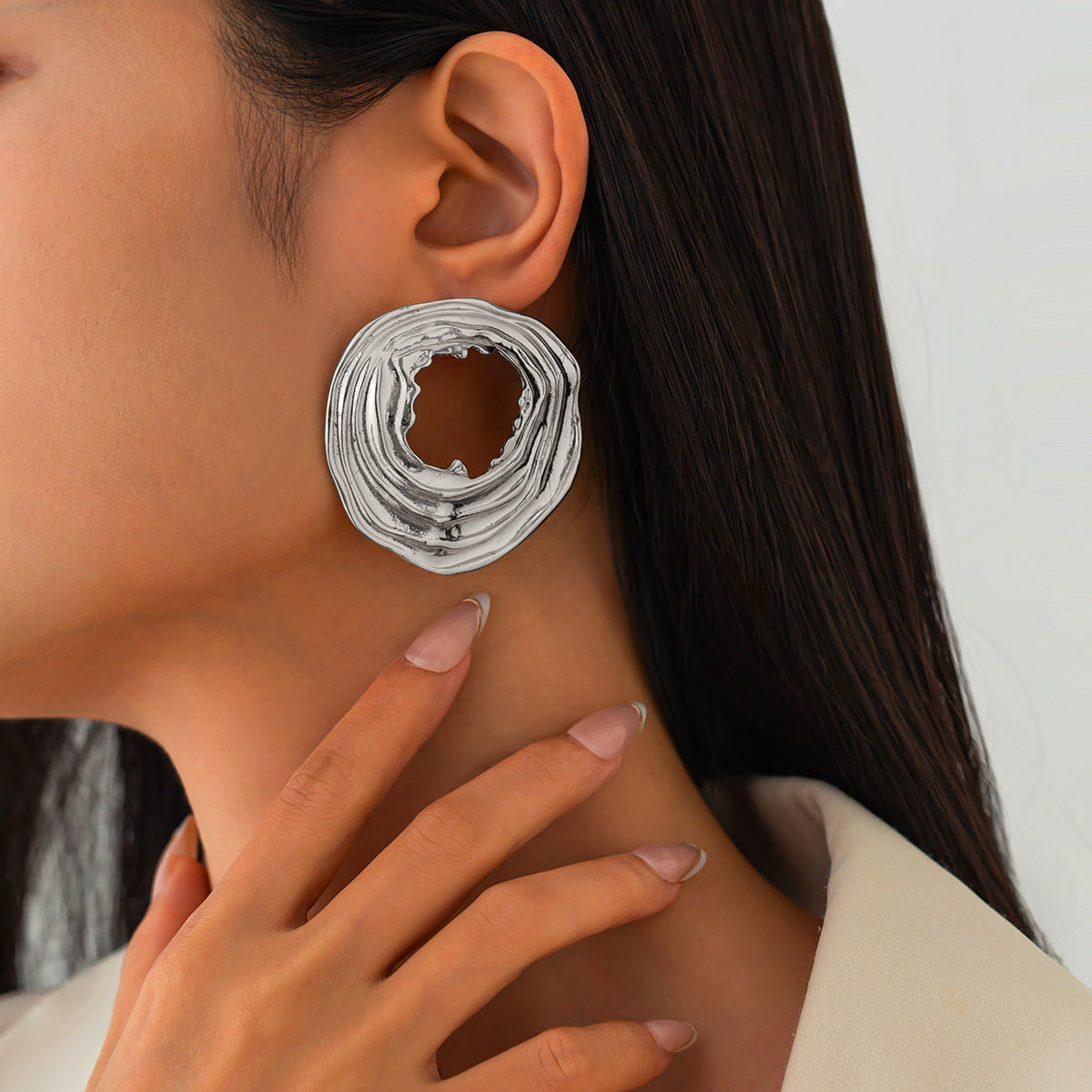 Pendientes de tuerca minimalistas geométricos irregulares con forma de concha de abanico, aleación chapada en oro con postes de acero inoxidable para mujer