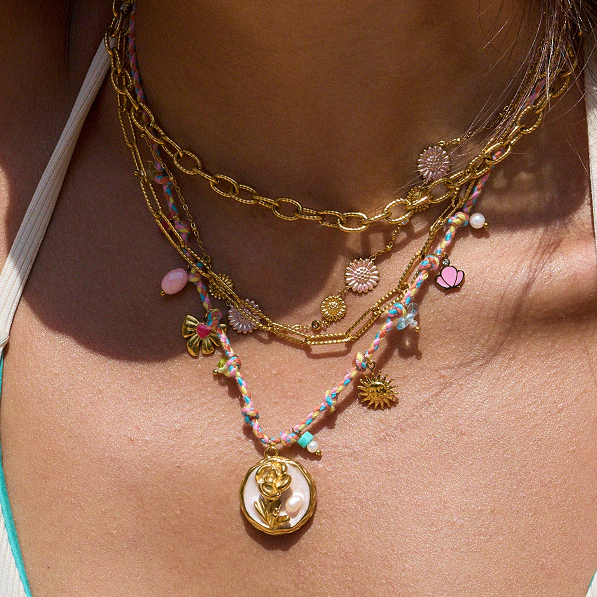 Collana pendente a forma di cuore minimalista in acciaio inossidabile con finitura placcata per donna, catena clavicola leggera