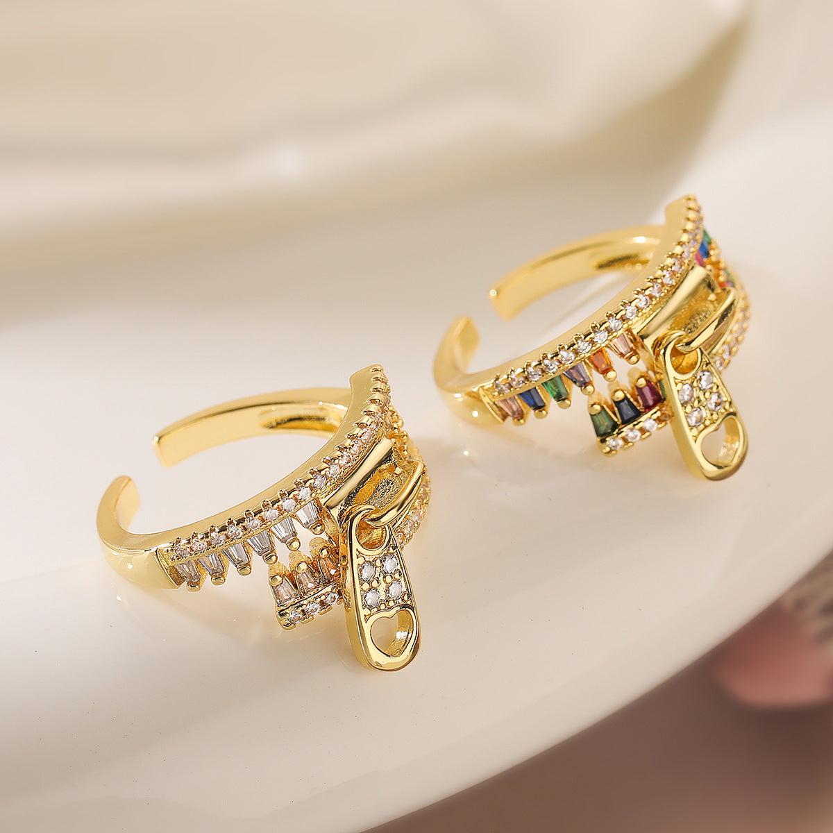 Anello Aperto Geometrico Minimalista da Donna in Ottone con Placcatura in Oro 18K e Intarsio in Zircone