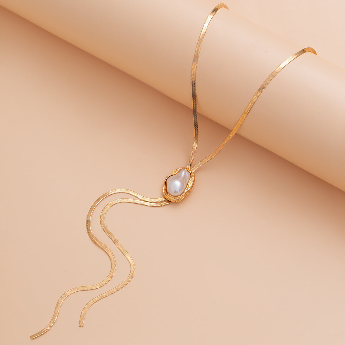 Collar con colgante geométrico de inspiración barroca con perla de imitación y cadena de serpiente de aleación de cobre bañada en oro para mujer