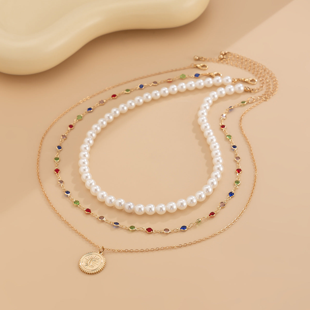 Collana a pendente minimalista casual multistrato geometrico rotondo in lega con perle finte e perline di cristallo da donna
