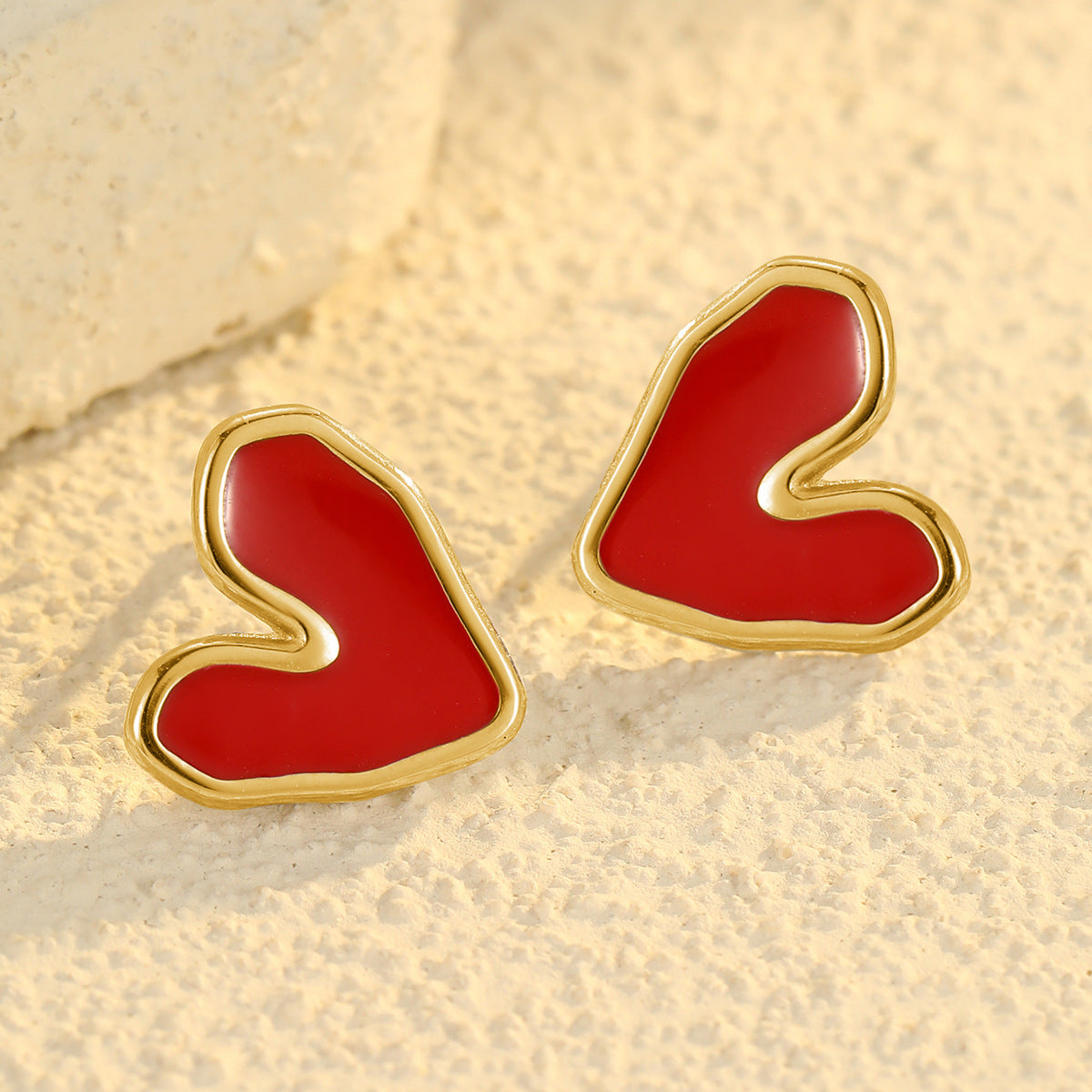 Pendientes de acero inoxidable en forma de corazón irregular de inspiración vintage con baño de oro para mujer