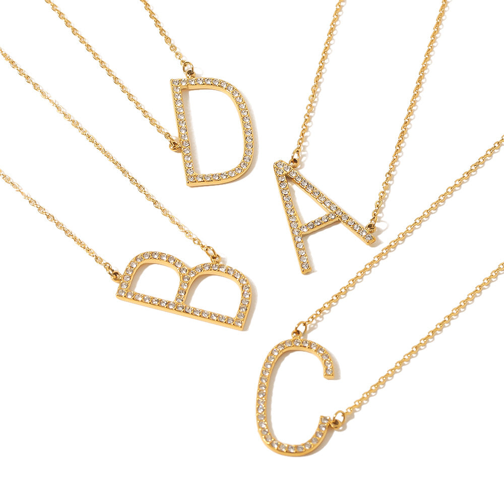 Collana con pendente minimalista in acciaio inossidabile a forma di lettera con intarsio di strass e placcatura in oro 18 carati su catena O per donna