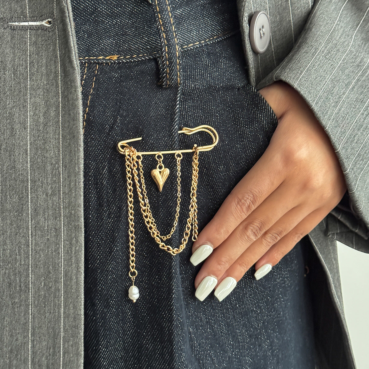 Punk Hip-hop Heart Shape Imitation Pearl Plated Brooch with Chain Tassel for Women