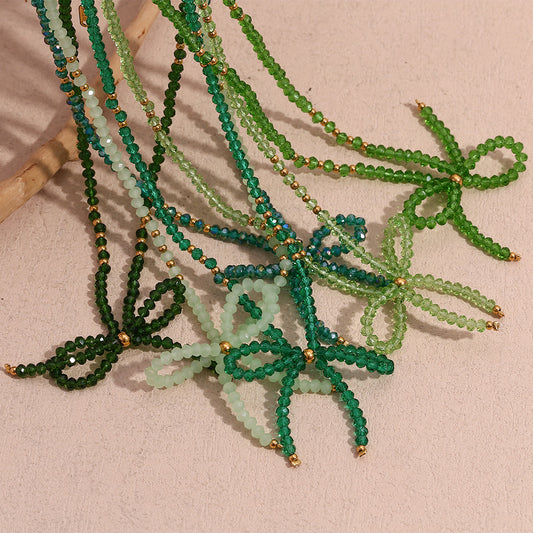 Collana da donna alla moda con fiocco minimalista in acciaio inossidabile, ciondolo in acciaio al titanio galvanizzato e accenti di cristallo verde sfaccettato
