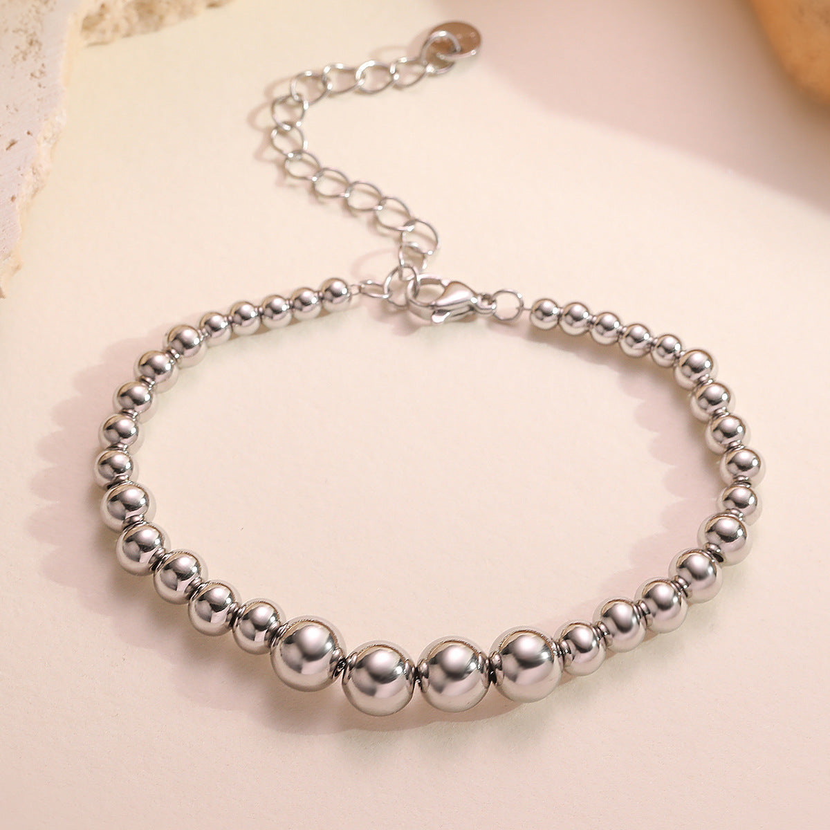 Bracciale da donna in acciaio inossidabile placcato oro 18 carati con perline, design minimalista e irregolare