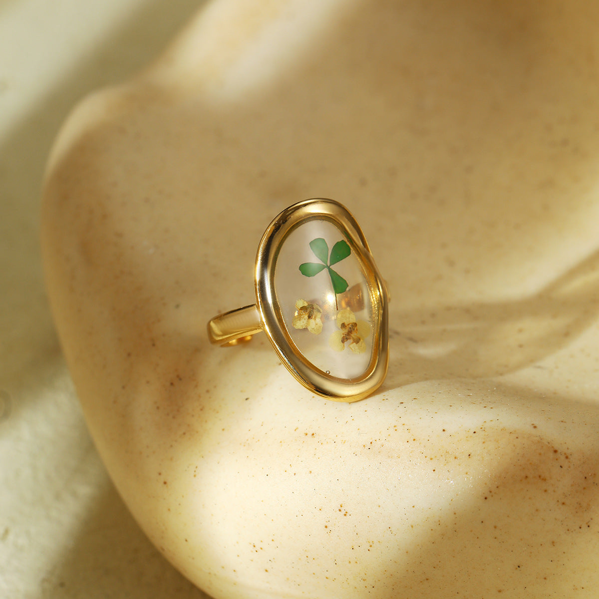 Anello da donna minimalista con quadrifoglio in acciaio inossidabile, finitura placcata e design a fascia aperta