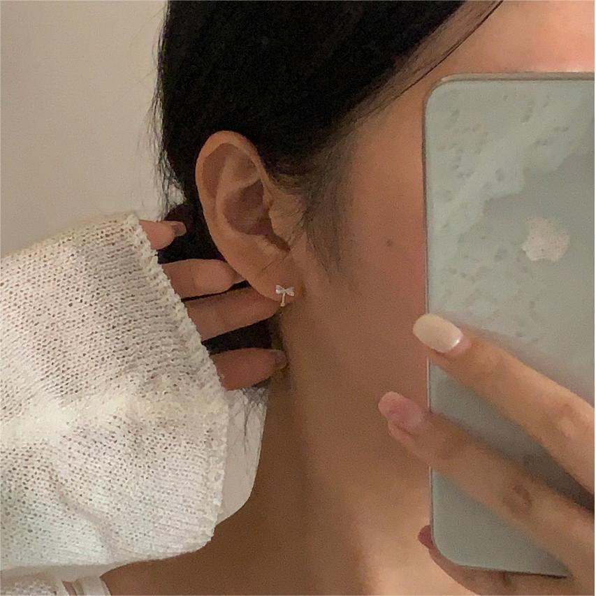 Aretes Minimalistas de Lazo en Plata de Ley 925 con Detalles de Circonita para Mujer