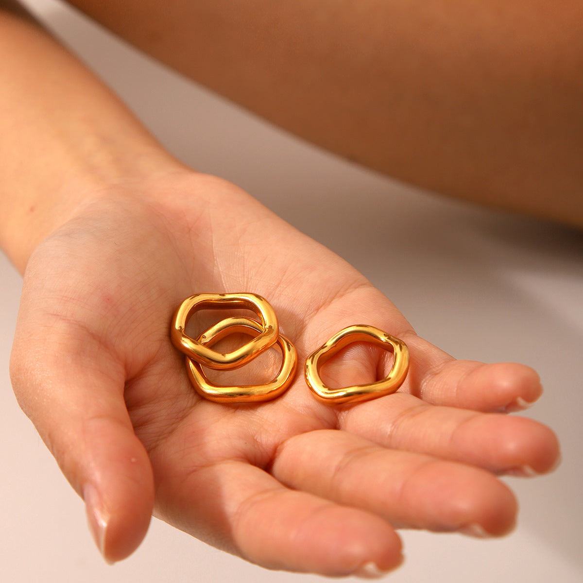 Anello da donna in acciaio inossidabile placcato oro, a onda geometrica minimalista
