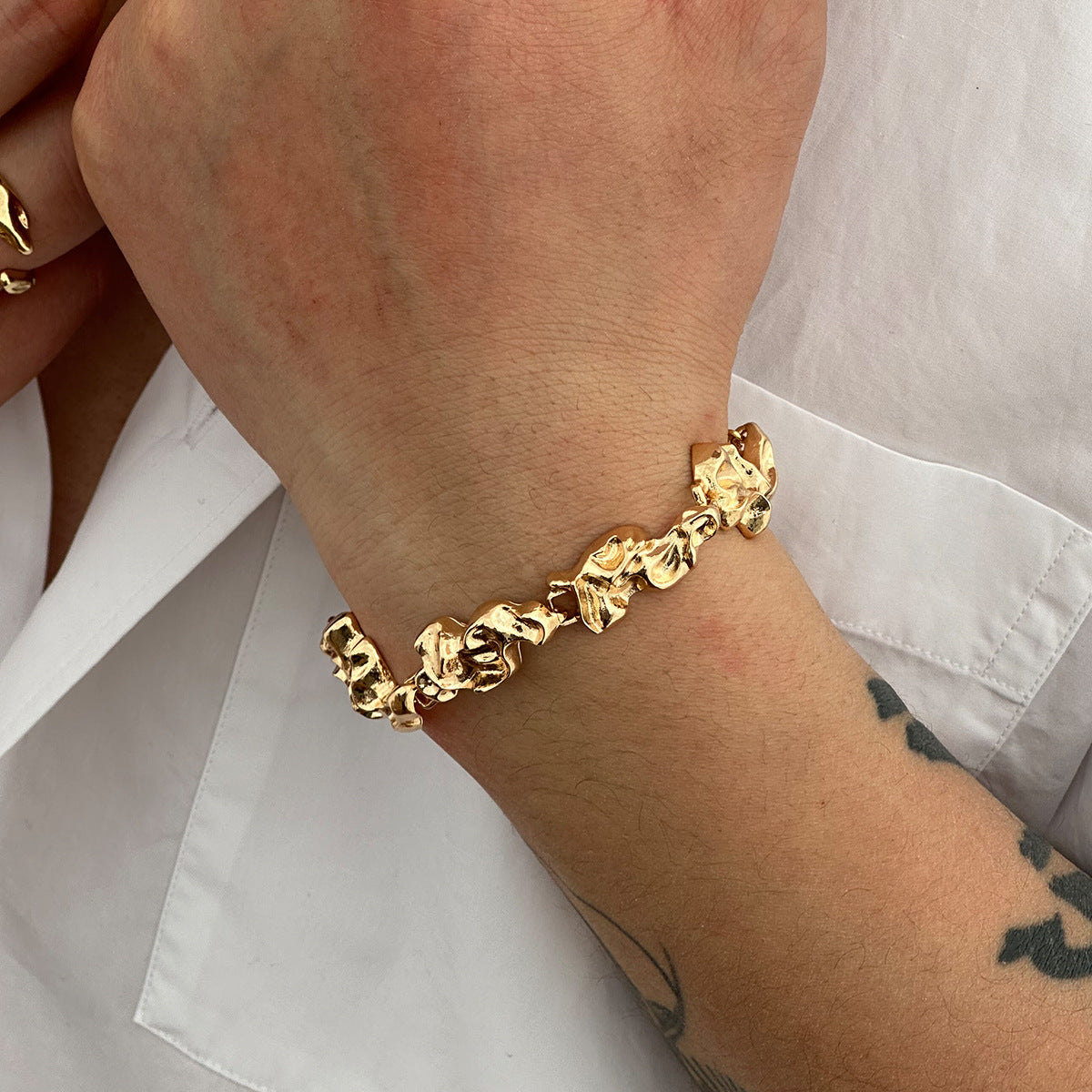 Collana con ciondolo geometrico a forma di lava irregolare, punk minimalista, in lega, con texture metallica galvanizzata per donna