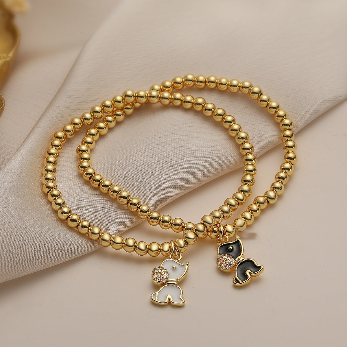 Bracciale con ciondolo a forma di cane per donne con perle di rame e finitura smaltata, gioielli alla moda con design animale minimalista