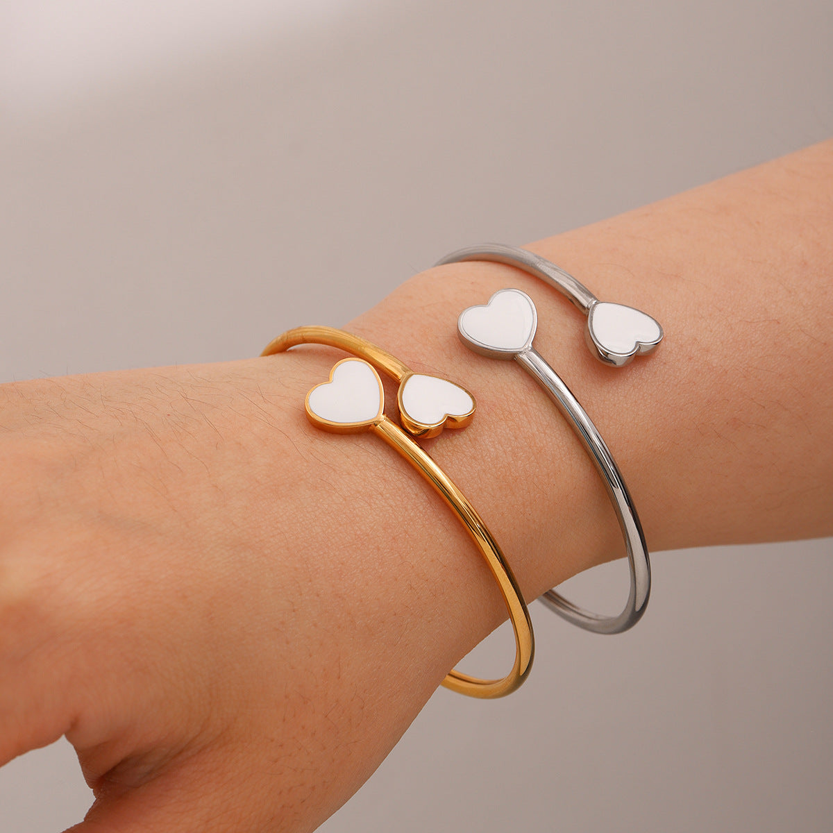 Bracciale a Polsino Aperto Minimalista in Acciaio Inossidabile Placcato Oro 18K con Cuore Smaltato Bianco per Donna